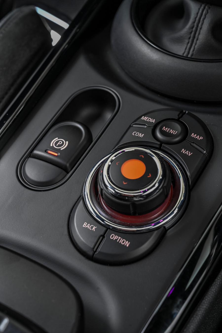Детали интерьера Mini Cooper S Clubman (F54) 2019 года  (ZA) (фото 7 из 26)